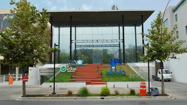 Fachada de clínica CAB Calzada en San Pedro Garza García, Nuevo León